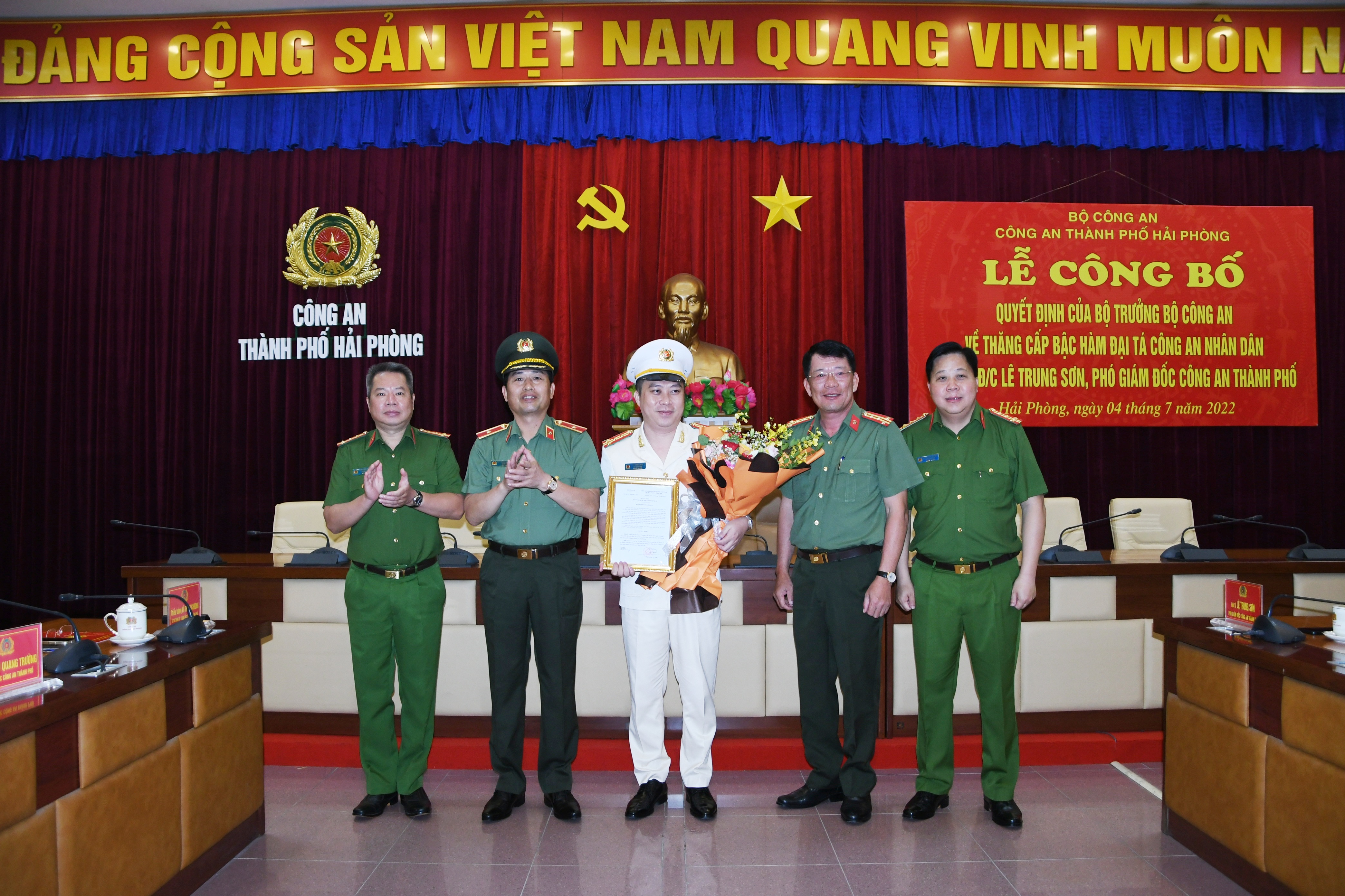 Công bố Quyết định của Bộ trưởng Bộ Công an phong cấp bậc hàm Đại tá CAND đối với đồng chí Lê Trung Sơn, Phó giám đốc Công an thành phố